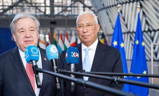 الأمين العام للأمم المتحدة أنطونيو غوتيريش (يسار) يتحدث للصحفيين في مقر الاتحاد الأوروبي في بروكسل، مع رئيس المجلس الأوروبي أنطونيو كوستا.